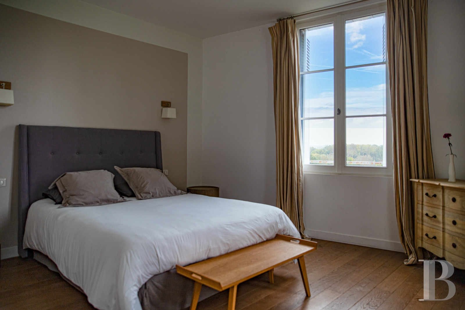 En Indre-et-Loire, sur les hauteurs d’un village, près d’Amboise, un château et son hameau en bordure de forêt - photo  n°36